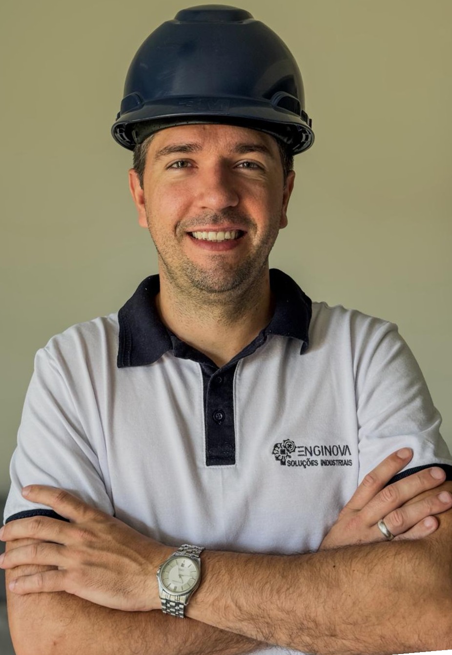 Julio com capacete em campo
